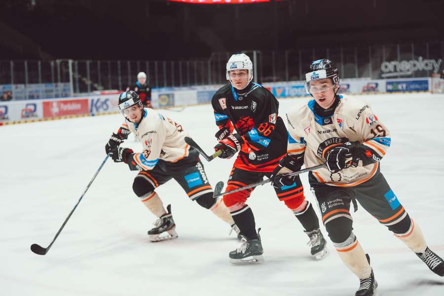 Hradec vyhrál na ledě Pardubic 6:1. Hradec vyhrál na ledě Pardubic 6:1.