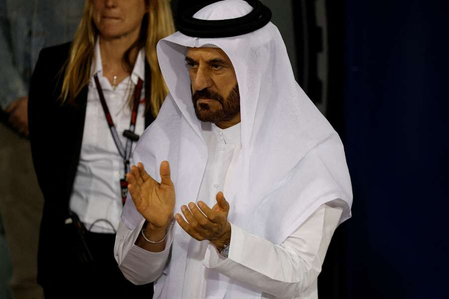 Le président de la FIA, Mohammed Ben Sulayem, applaudit.