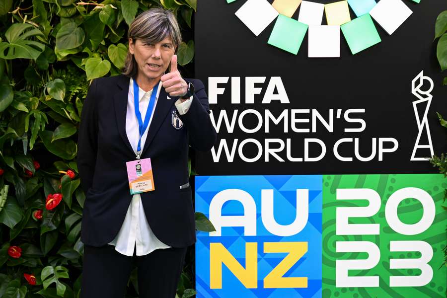 Milena Bertolini ai sorteggi del Mondiale di Australia e Nuova Zelanda