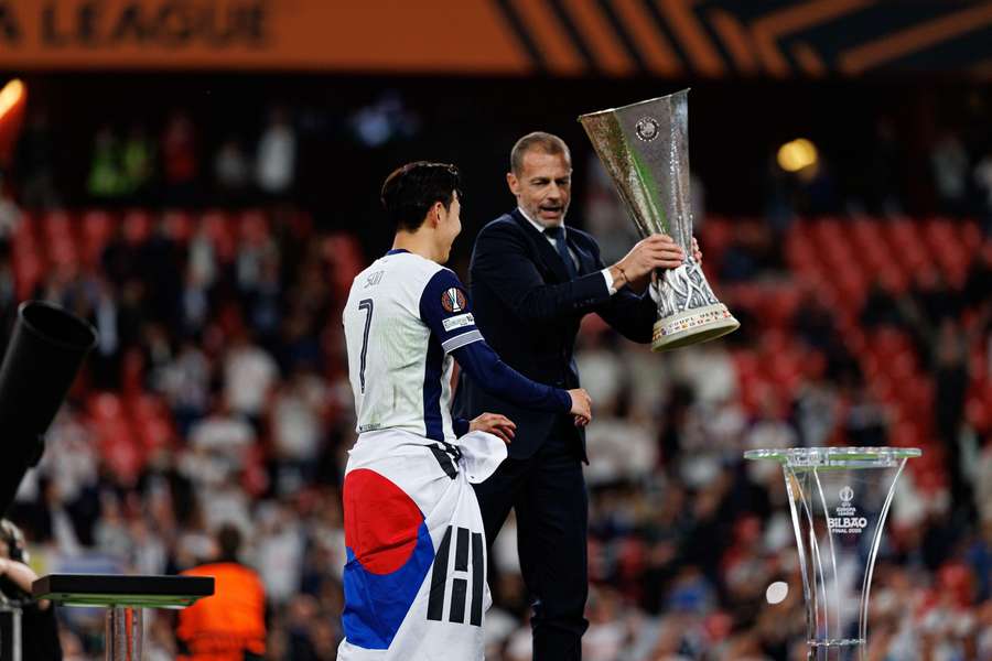 Na kapitána Sona nezbyla medaile. Tottenham poslal na ceremonii moc lidí, uvedla UEFA