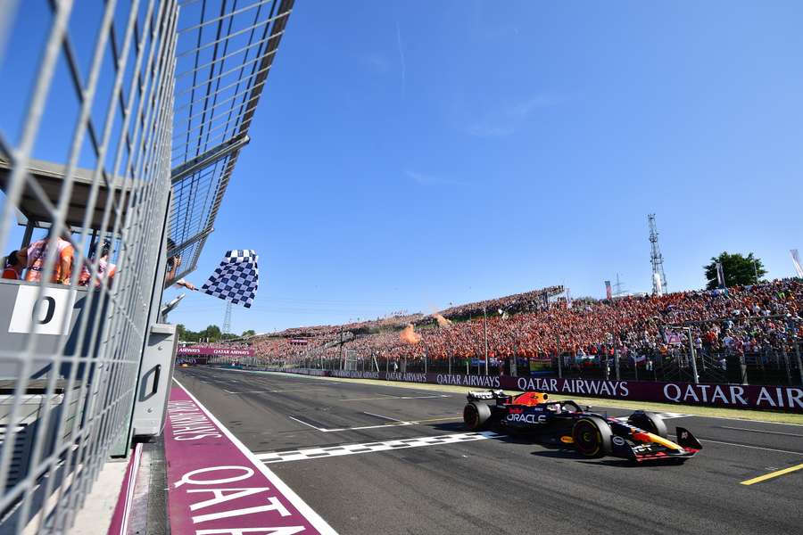 Verstappen weer eerste