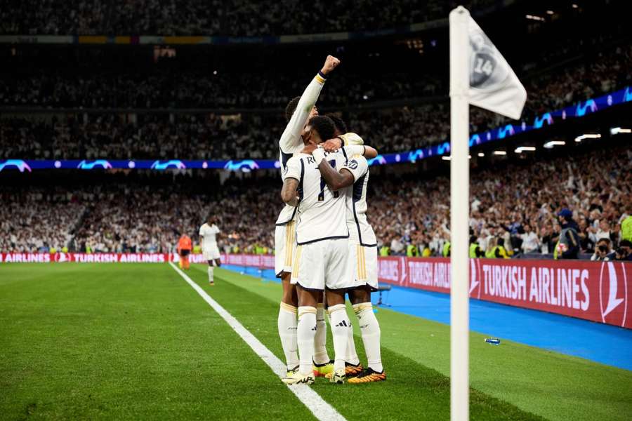 Los jugadores del Madrid celebran el 2-1 de Rodrygo
