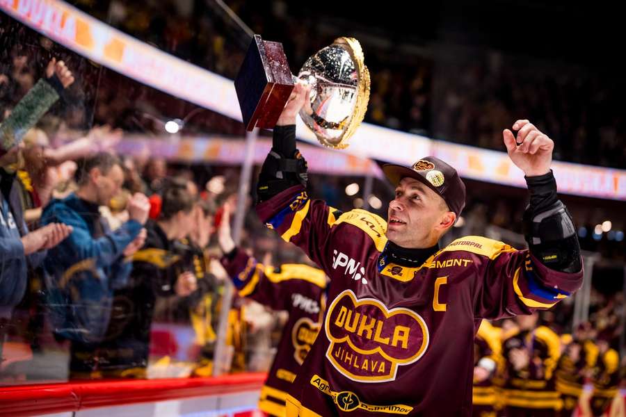 Jihlavský kapitán Tomáš Čachotský s mistrovským pohárem,