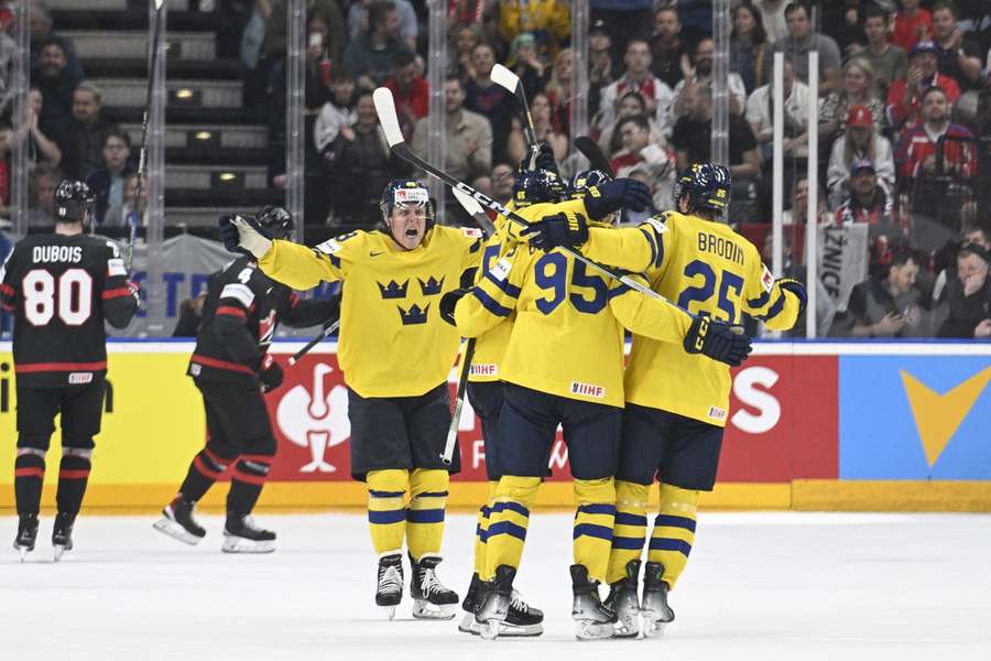 Švédski hokejisti odchádzajú z Prahy s bronzovou medailou.