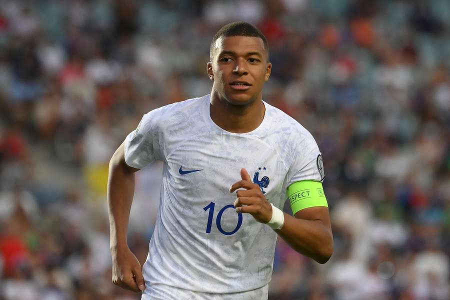 Frankrigs anfører Kylian Mbappe ser på under EM 2024-kvalifikationskampen i gruppe B mod Gibraltar.