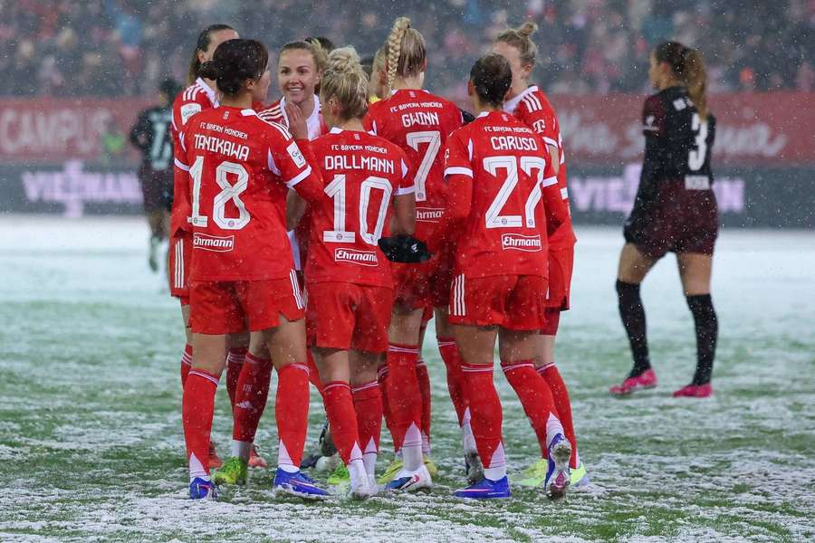 Bayern jubelt nach dem 1:0 durch Tanikawa. Bayern jubelt nach dem 1:0 durch Tanikawa.