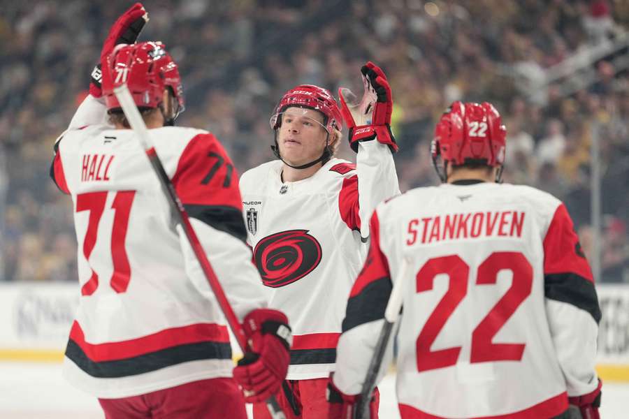 Carolina vyrovnala finále NHL. Carolina vyrovnala finále NHL.