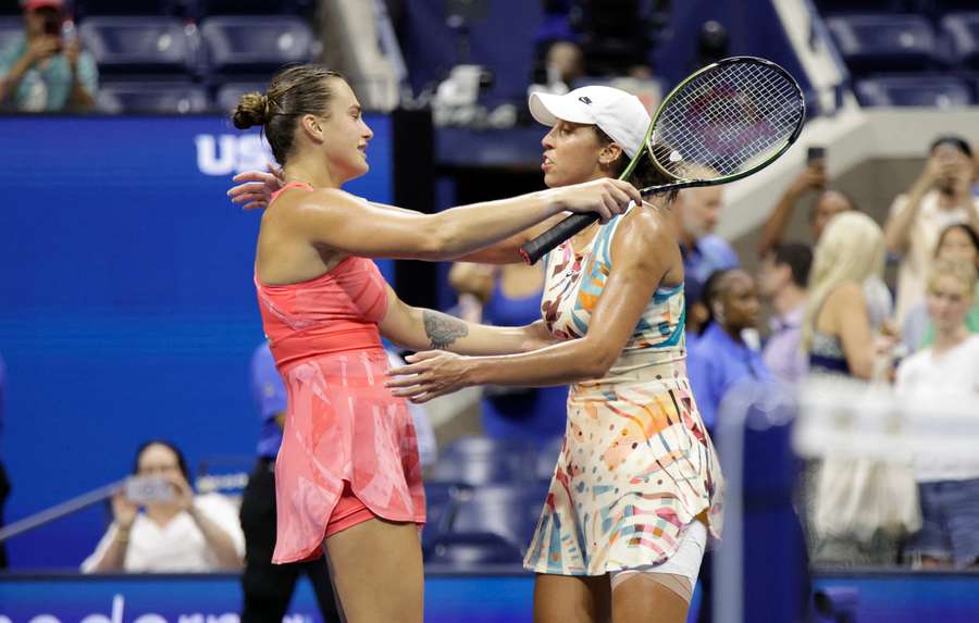 Hvideruslands Aryna Sabalenka (L) og USA's Madison Keys (R) krammer hinanden.