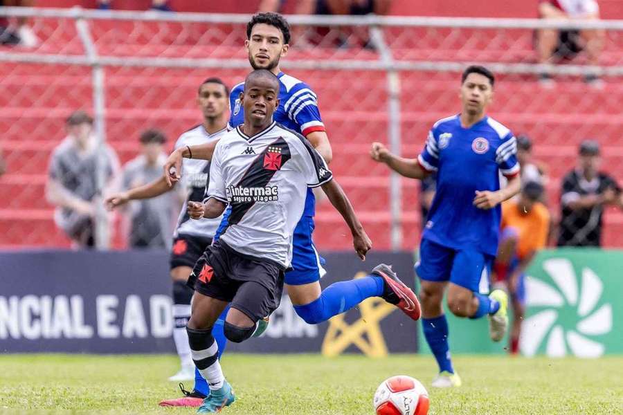 Vasco e Canaã foram prejudicados pela má condição do gramado