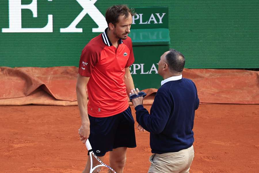 Daniil Medvedev in discussie met Mohamed Lahyani