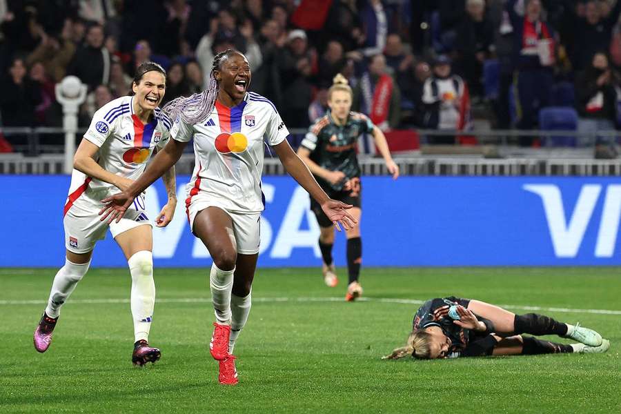 Olympique Lyon bejubelt den Einzug ins Champions League-Halbfinale gegen den FC Bayern.