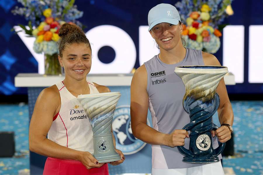 Jasmine Paolini und Iga Swiatek mit ihren neuen Trophäen.