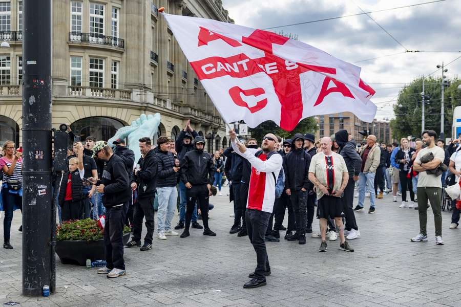 Aanhangers van Ajax zijn bijeen gekomen op het Leidseplein uit protest