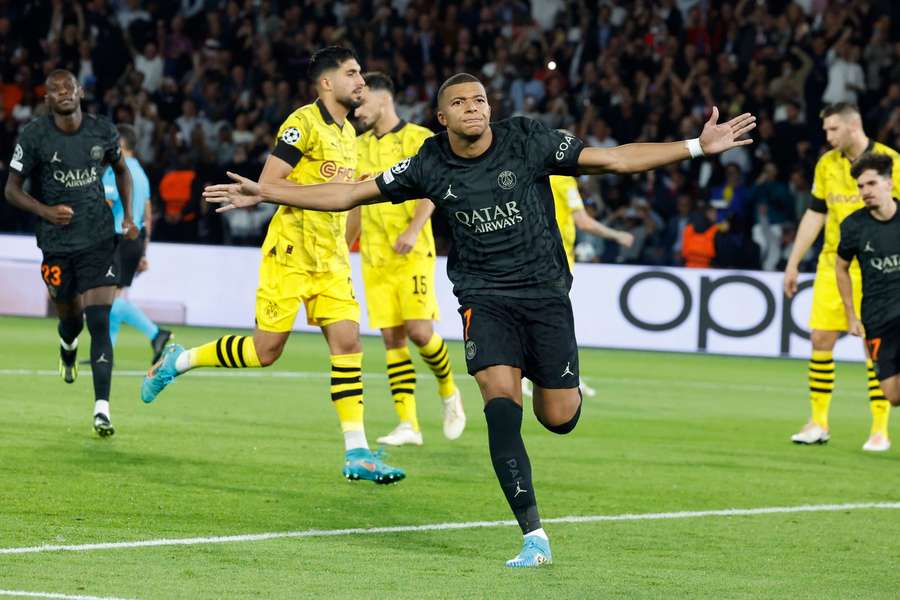Kylian Mbappé viert zijn treffer in de heenwedstrijd tegen Dortmund (2-0)