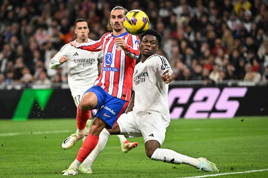 Antoine Griezmann uniká Aurélienovi Tchouaménimu v madridském derby.