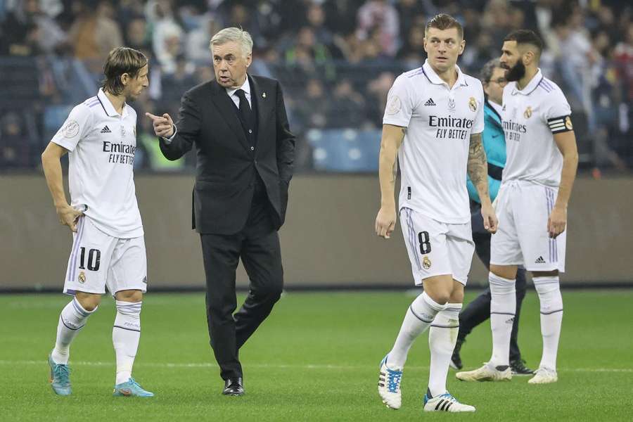 Ancelotti le explica jucatorilor cum trebuie sa abordeze repriza a adoua