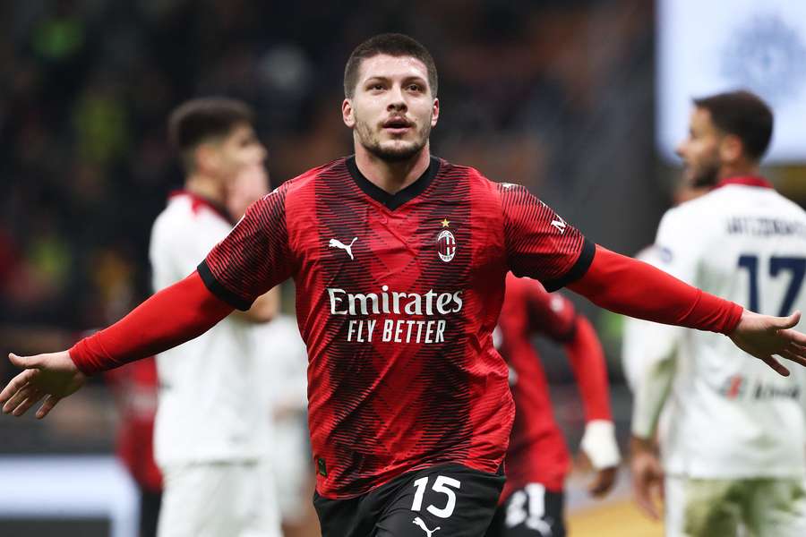 Jovic comemora um dos seus dois gols na partida contra o Cagliari