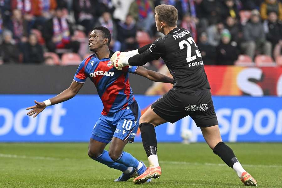 Za tento faul na Mohameda Toureho dostal brankář Bohemians Tomáš Frühwald červenou kartu a kopala se penalta. Za tento faul na Mohameda Toureho dostal brankář Bohemians Tomáš Frühwald červenou kartu a kopala se penalta.