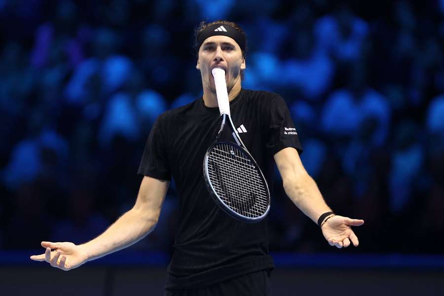 Zverev mit Racket im Mund Zverev mit Racket im Mund