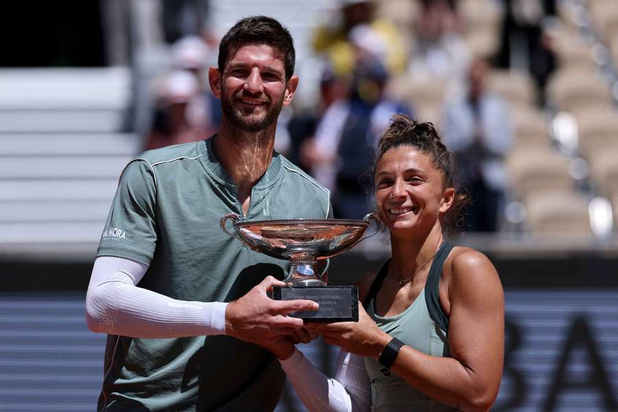 Sara Errani e Andrea Vavassori con il trofeo conquistato a Parigi