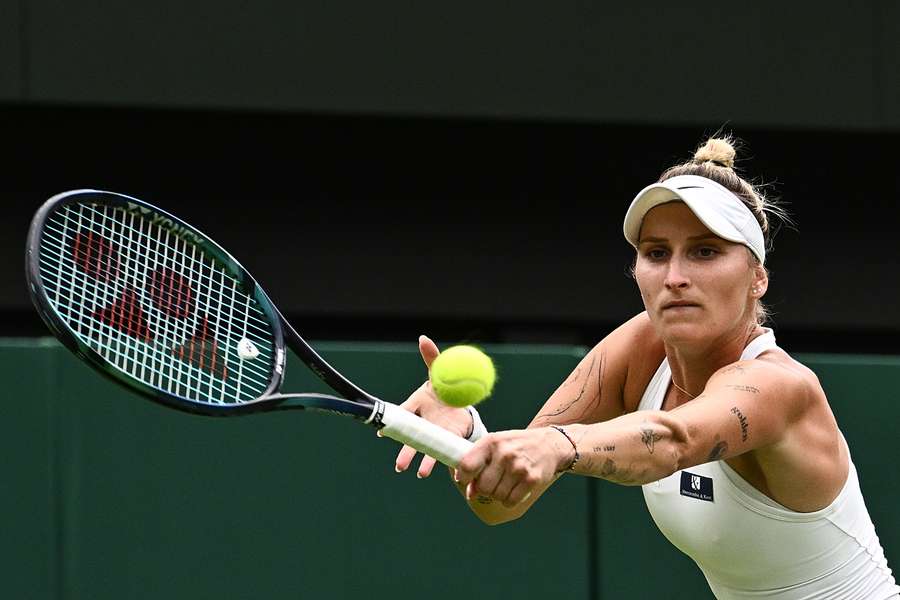 Marketa Vondrousova îi returnează mingea Elinei Svitolina