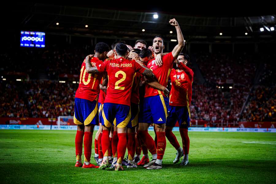 Los internacionales españoles celebran el gol de Zubimendi ante Dinamarca