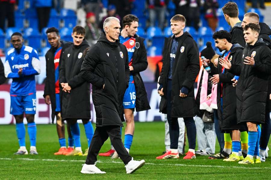 Penalta i vyloučení? Příliš kruté, pokynul Veselý směrem k rozhodčím. Hyský chválil střelce