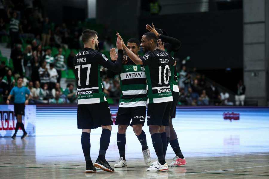 Sporting goleou e segue na liderança do campeonato