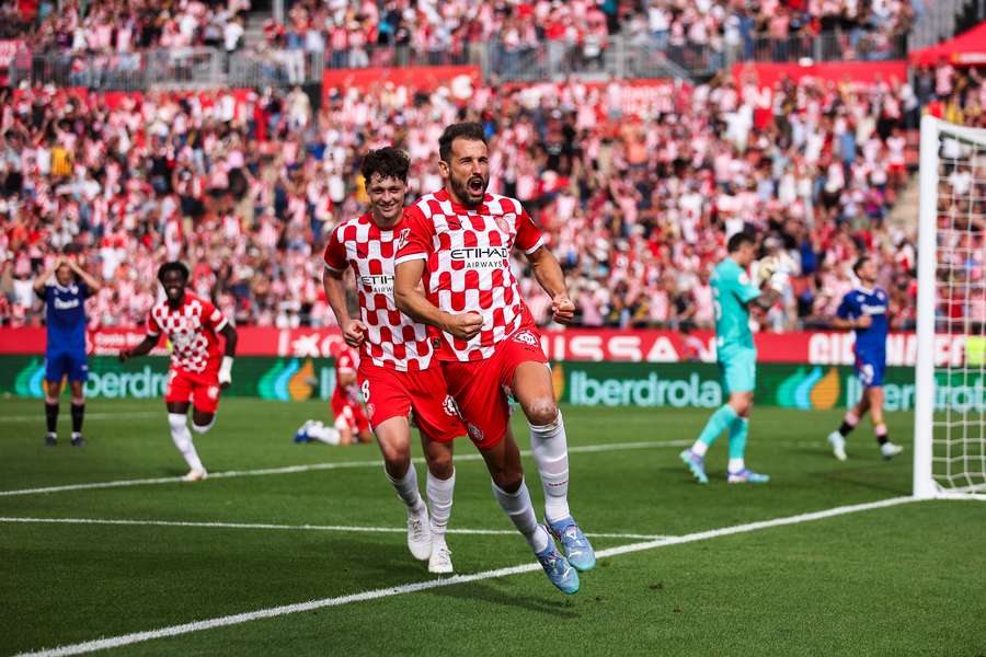 Cristhian Stuani proměnil penaltu nařízenou za faul na Ladislava Krejčího.