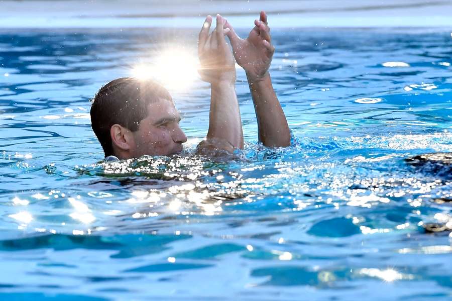 Carlos Alcaraz a fini dans l'eau, une tradition à Barcelone Carlos Alcaraz a fini dans l'eau, une tradition à Barcelone