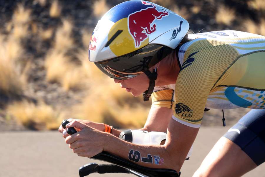 Els Visser in actie op de fiets tijdens het WK Ironman op Hawaii