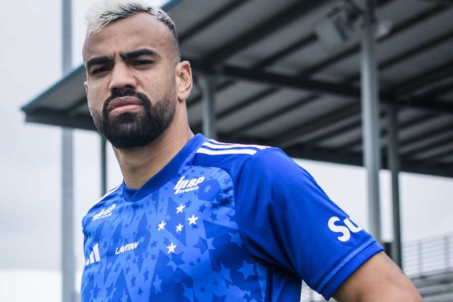 Fabrício Bruno volta a vestir a camisa azul do clube que o revelou para o futebol