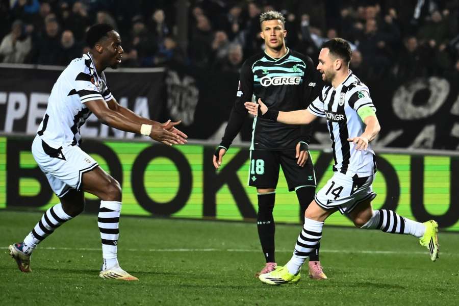 Zivkovic celebra su gol con Baba ante la mirada de Deossa