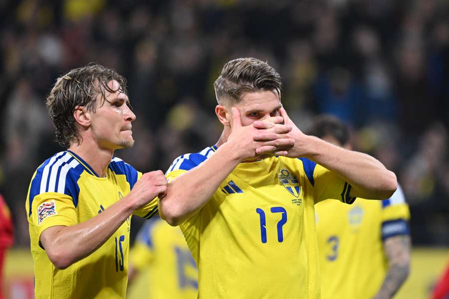 Carl Starfelt (stânga) va lipsi la meciul cu România Carl Starfelt (stânga) va lipsi la meciul cu România