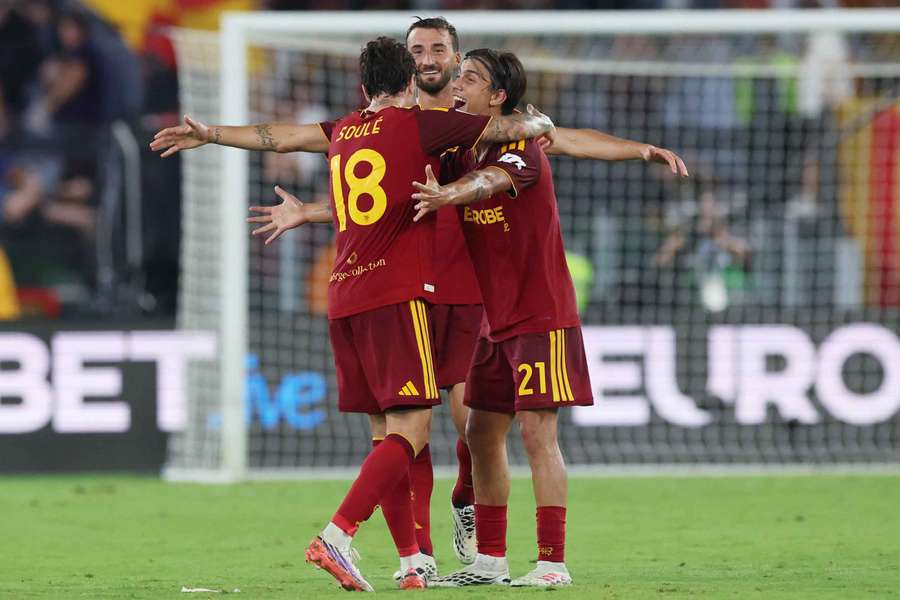 I calciatori giallorossi festeggiano la vittoria contro l'Atalanta I calciatori giallorossi festeggiano la vittoria contro l'Atalanta