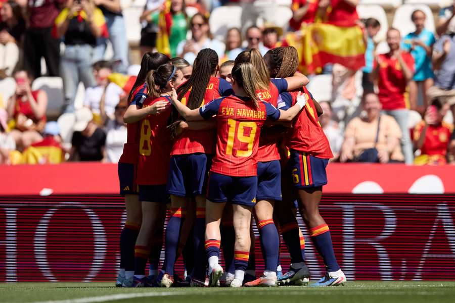 Las jugadoras de la selección celebran el 1-0