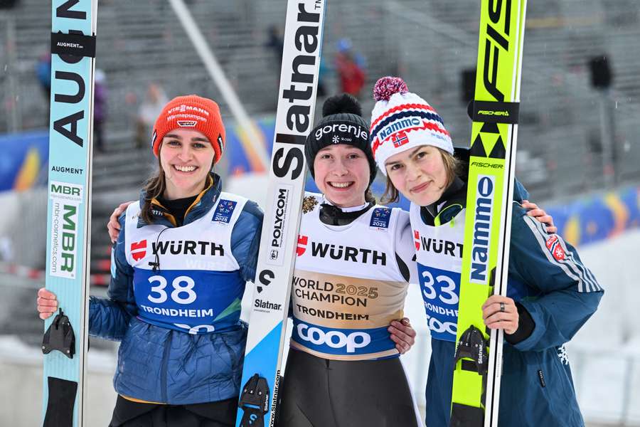 Eine überglückliche Selina Freitag an der Seite von Weltmeisterin Nika Prevs und Anna Odine Ström.