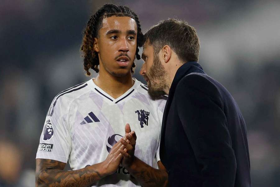 Leny Yoro, central do Manchester United