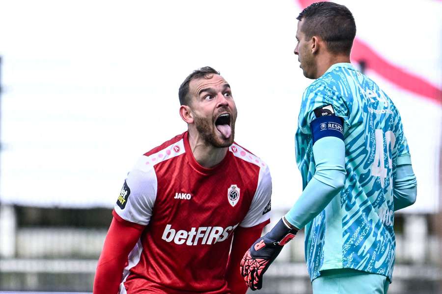 Vincent Janssen viert zijn eerste doelpunt van de wedstrijd voor Royal Antwerp FC