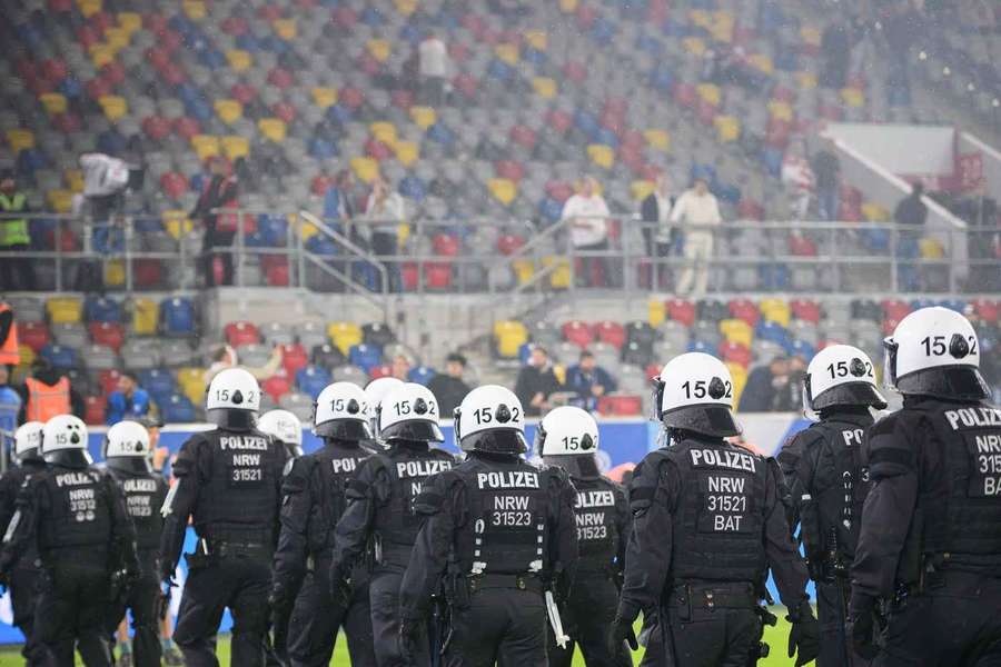 Polizeieinheiten in der MERKUR SPIEL-ARENA in Düsseldorf.