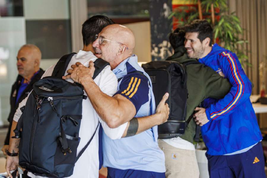De la Fuente abraza a Morata a su llegada a Las Rozas