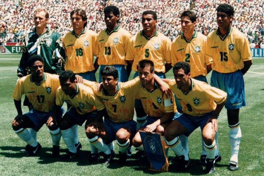 Seleção Brasileira perfilada para enfrentar os Estados Unidos nas oitavas de final da Copa de 1994