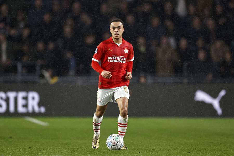 Sergiño Dest raakte zaterdag op de training bij PSV zwaar geblesseerd Sergiño Dest raakte zaterdag op de training bij PSV zwaar geblesseerd