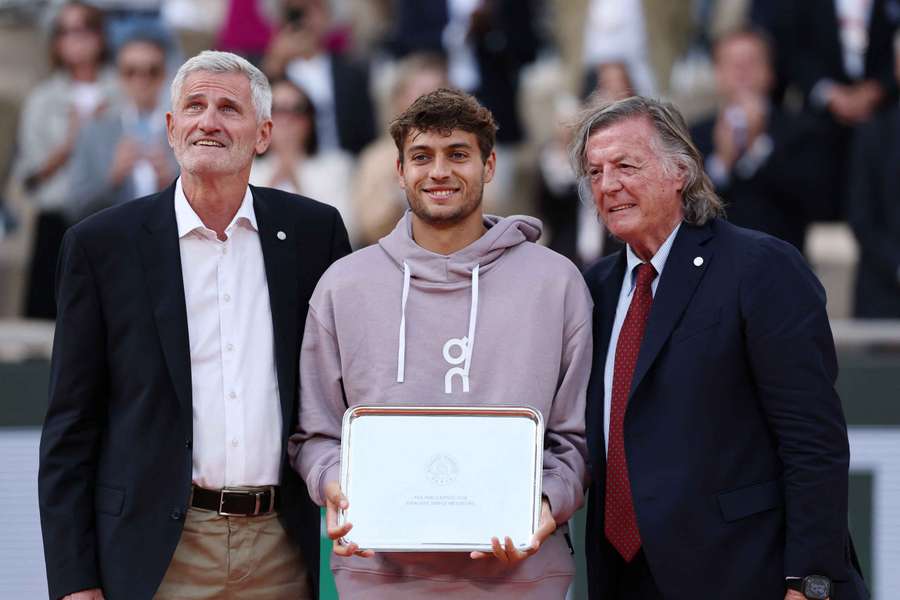 Flavio Cobolli tra Adriano Panatta e il presidente della Federazione francese, Gilles Moretton