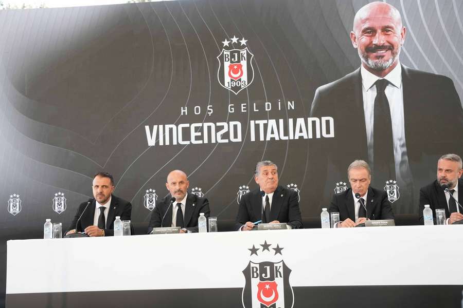 Vincenzo Italiano foi apresentado no Besiktas no sábado Vincenzo Italiano foi apresentado no Besiktas no sábado