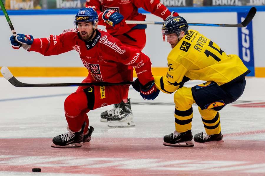 Filip Pyrochta (vlevo) v souboji se Švédy. Filip Pyrochta (vlevo) v souboji se Švédy.