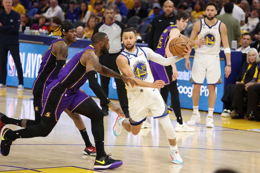 Stephen Curry (r.) und seine Golden State Warriors haben die Playoff-Serie auf 1:1 gestellt.