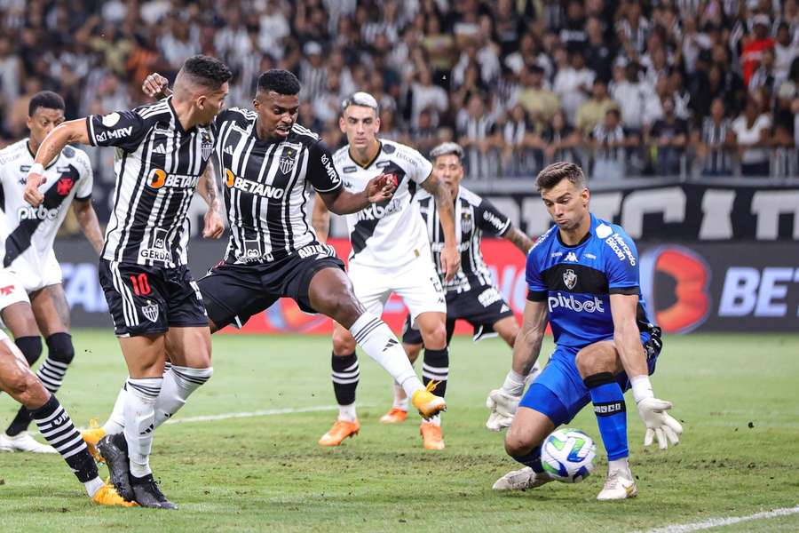 Léo Jardim garantiu a vitória do Vasco em BH