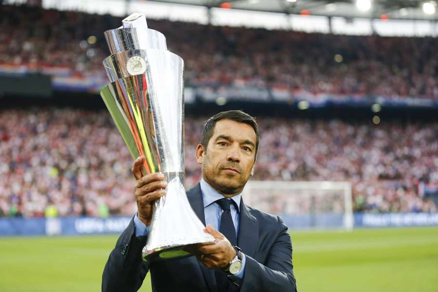 Giovanni van Bronckhorst arătând Cupa Națiunilor UEFA la meciul dintre  Croația și Spania