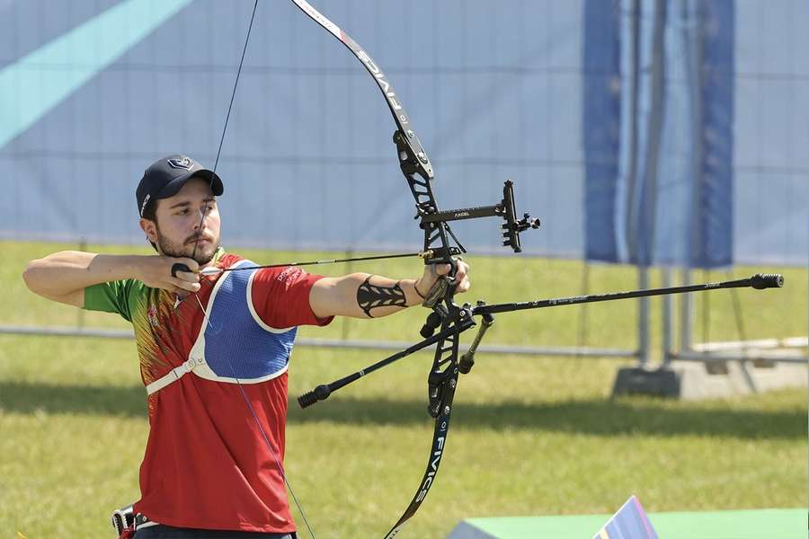 O português Nuno Carneiro avançou para os oitavos de final do Campeonato da Europa de tiro com arco